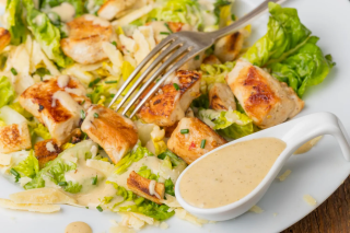 Salad Ayam Panggang dengan Saus Yogurt Lemon yang Segar dan Rendah Kalori